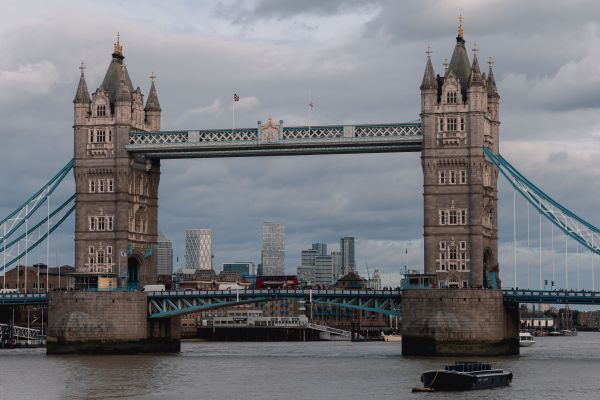 Explore Captivating Guided Tours of London's Iconic Thames River Landmarks!